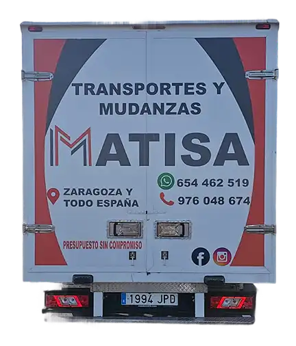 Parte trasera del camión de Mudanzas y Transportes Matisa Vista trasera del camión con información de contacto, logotipos y detalles de los servicios de Mudanzas y Transportes Matisa.